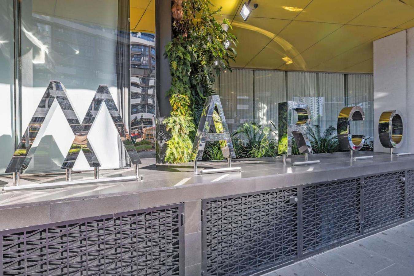 Stylish, Views, Heated Pool, Gym Apartment Melbourne