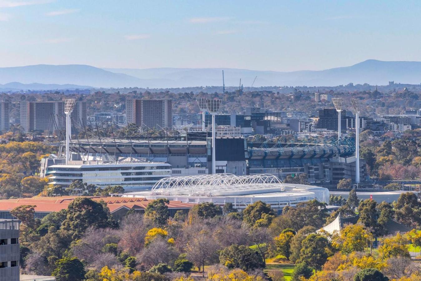 Stylish, Views, Heated Pool, Gym * Melbourne