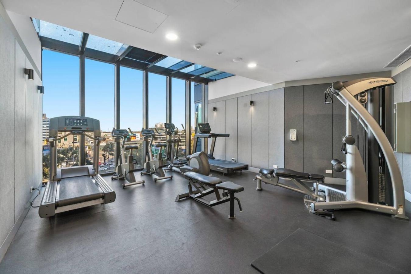 Stylish, Views, Heated Pool, Gym Apartment