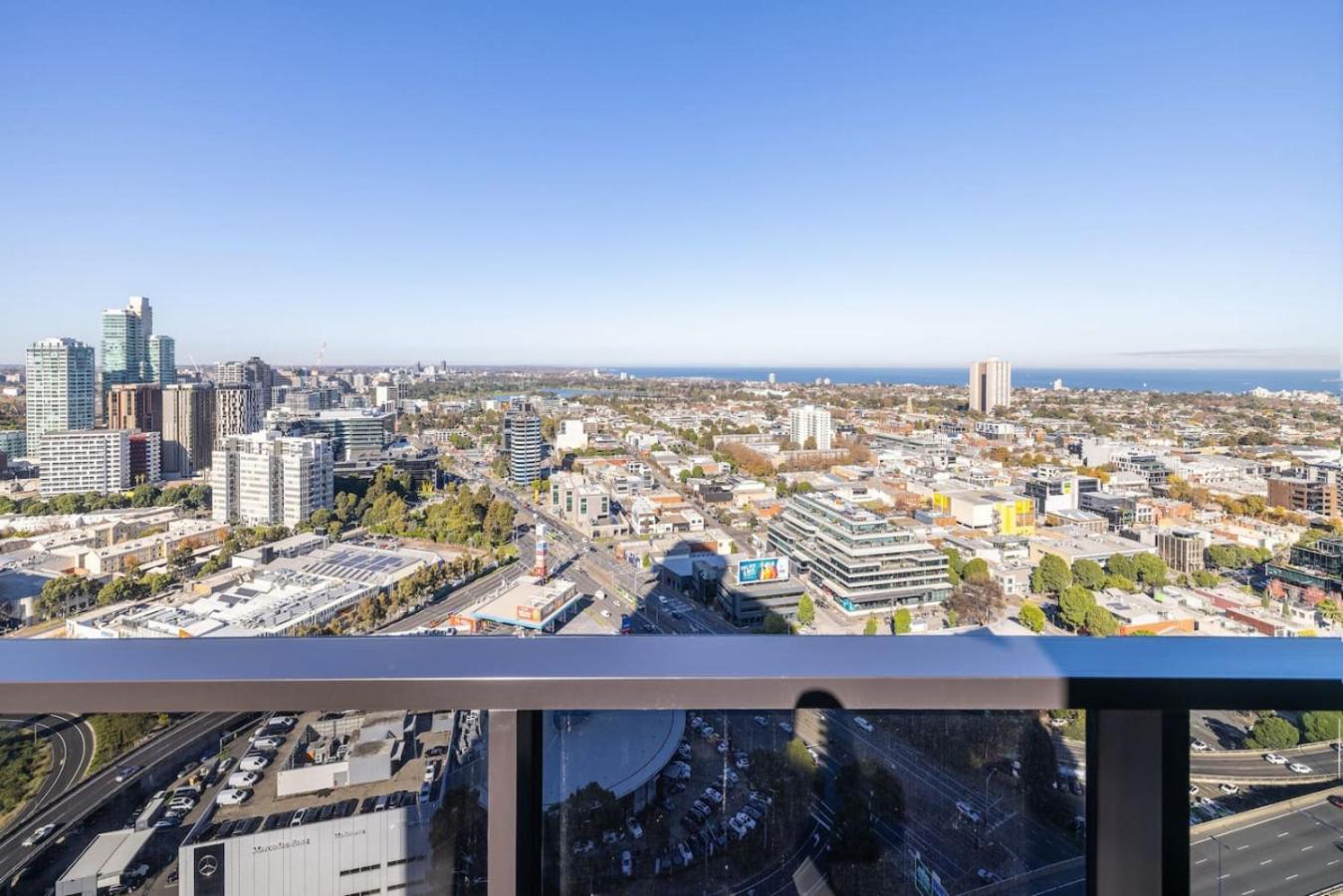 Apartment Stylish, Views, Heated Pool, Gym Melbourne