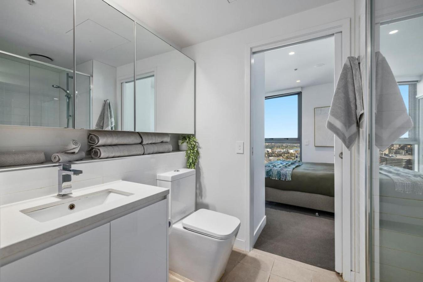 Stylish, Views, Heated Pool, Gym * Melbourne