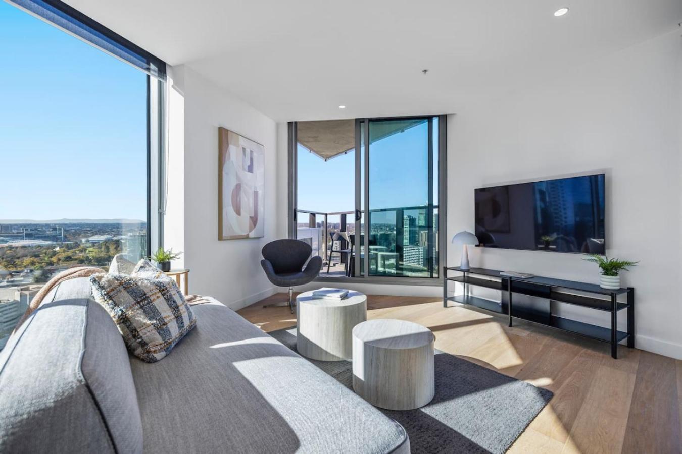 Apartment Stylish, Views, Heated Pool, Gym