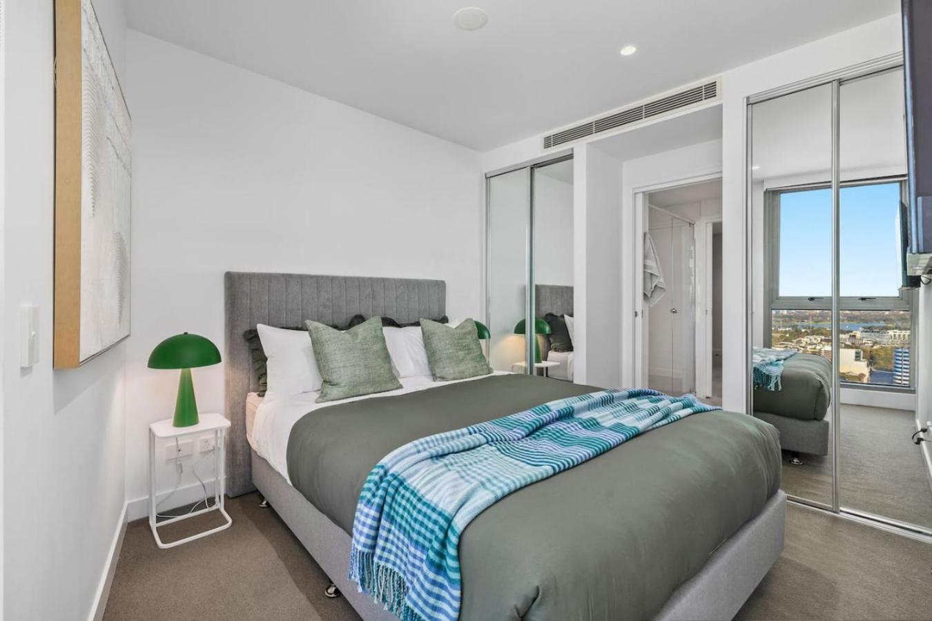 Apartment Stylish, Views, Heated Pool, Gym Melbourne