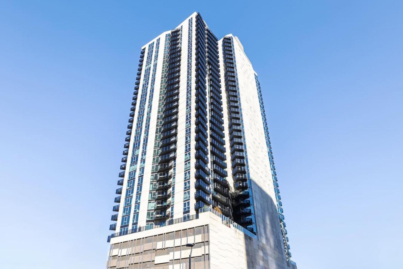 Stylish, Views, Heated Pool, Gym Melbourne