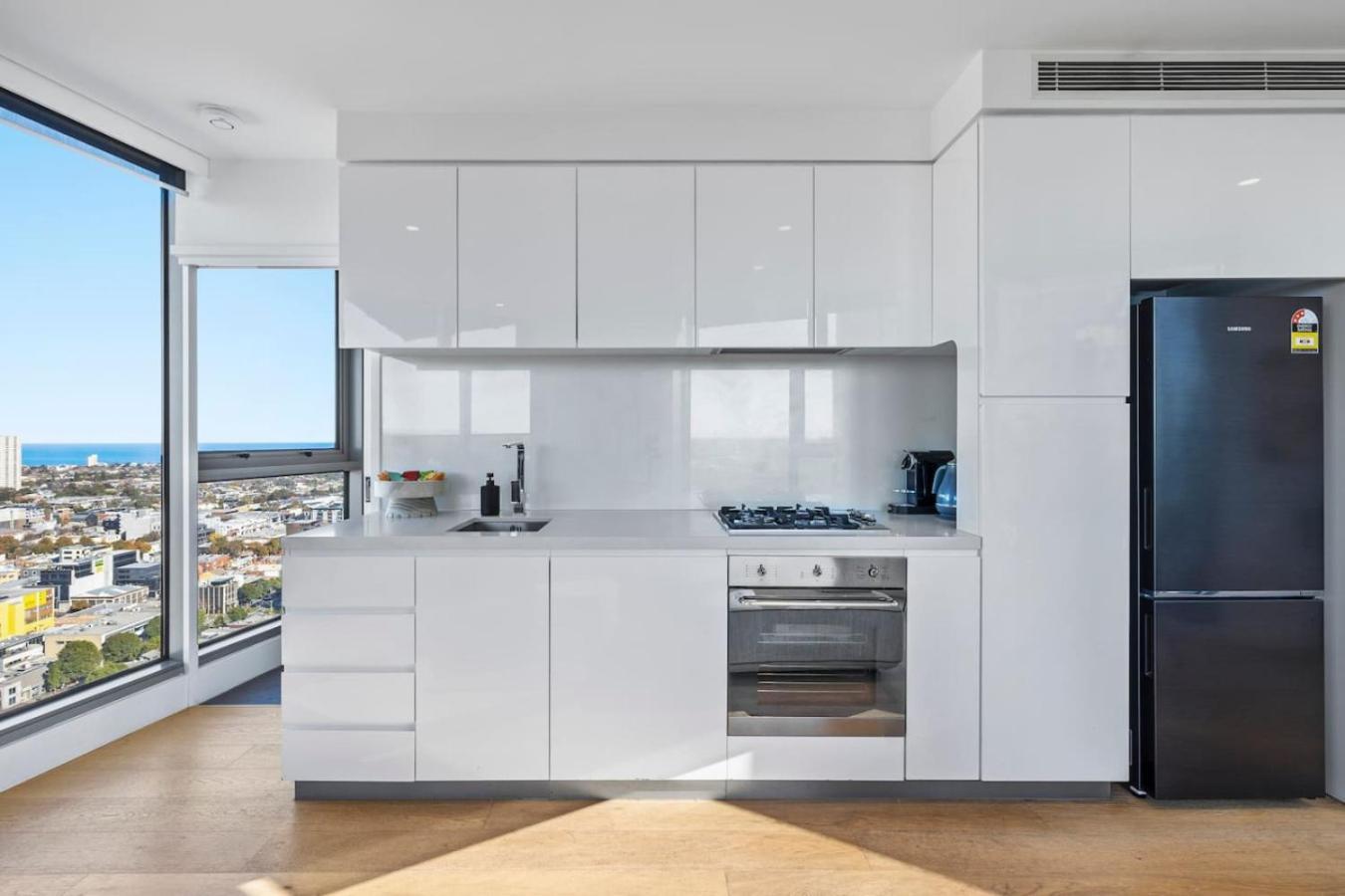 Stylish, Views, Heated Pool, Gym * Melbourne
