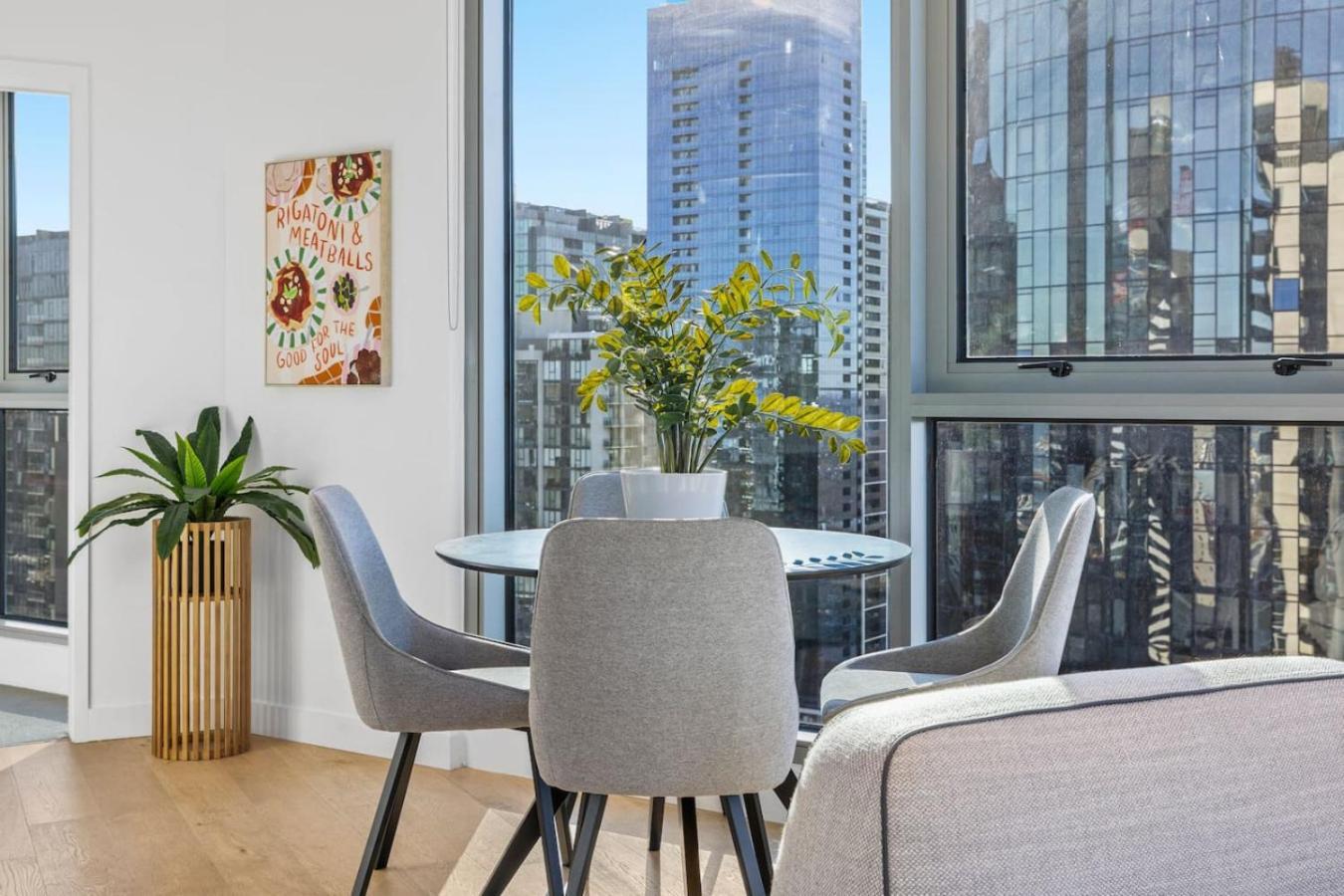 Stylish, Views, Heated Pool, Gym Apartment
