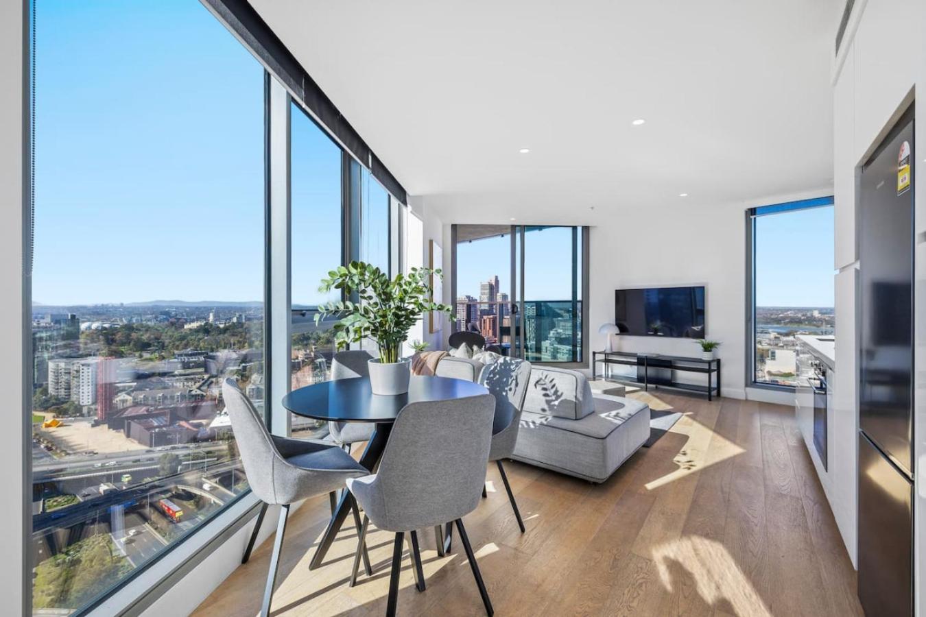 Stylish, Views, Heated Pool, Gym Apartment *
