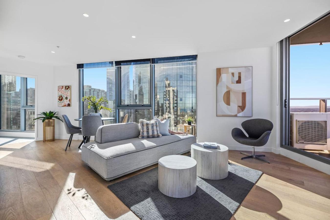 Apartment Stylish, Views, Heated Pool, Gym *