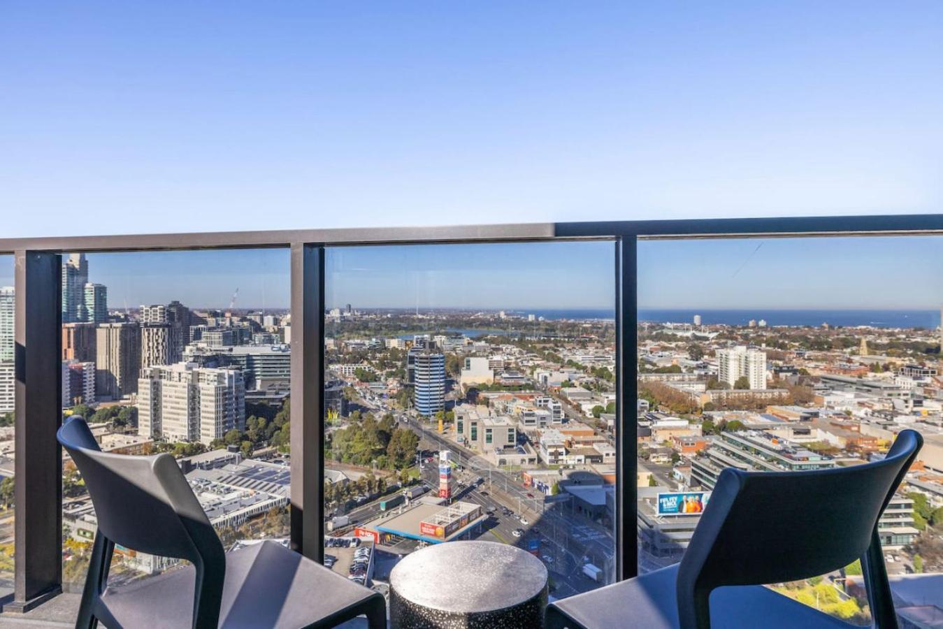 Apartment Stylish, Views, Heated Pool, Gym Melbourne