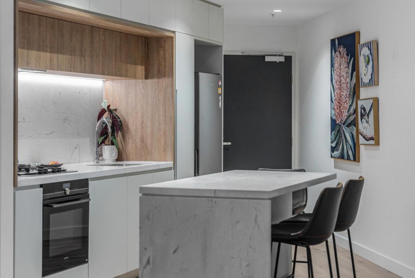 Elegant 2 Bed Cbd Heated Pool Gym Sauna Balcony Apartment Melbourne