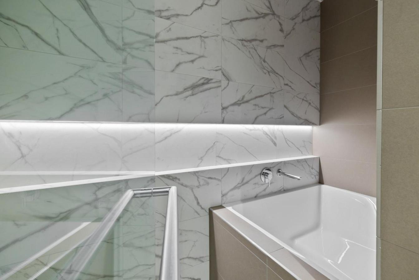 Apartment Elegant 2 Bed Cbd Heated Pool Gym Sauna Balcony Melbourne
