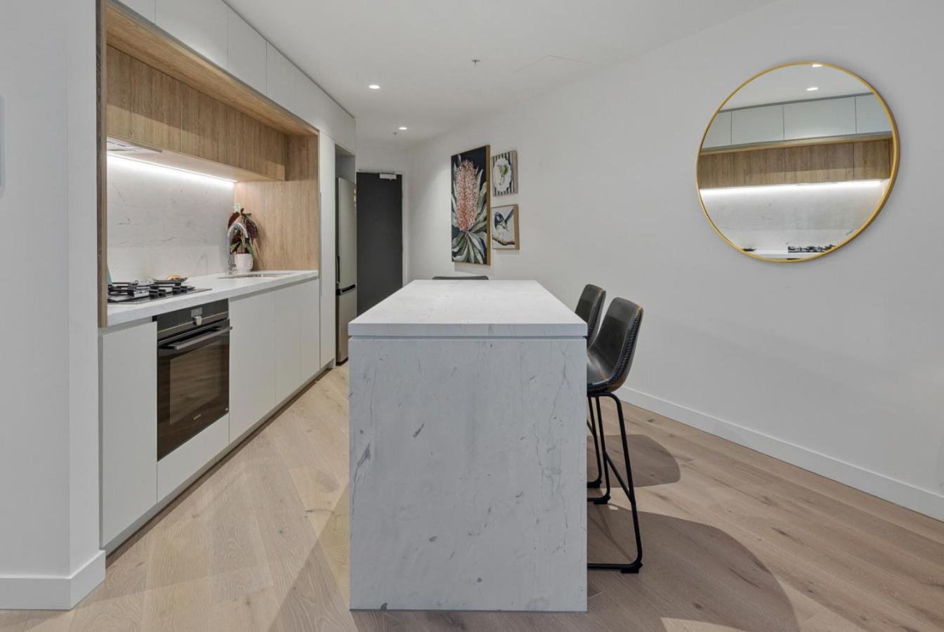 Elegant 2 Bed Cbd Heated Pool Gym Sauna Balcony Apartment