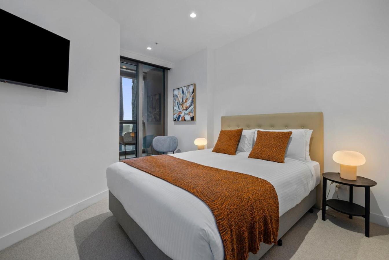 Elegant 2 Bed Cbd Heated Pool Gym Sauna Balcony Apartment *