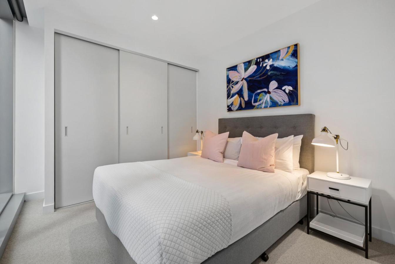 Elegant 2 Bed Cbd Heated Pool Gym Sauna Balcony Apartment Melbourne