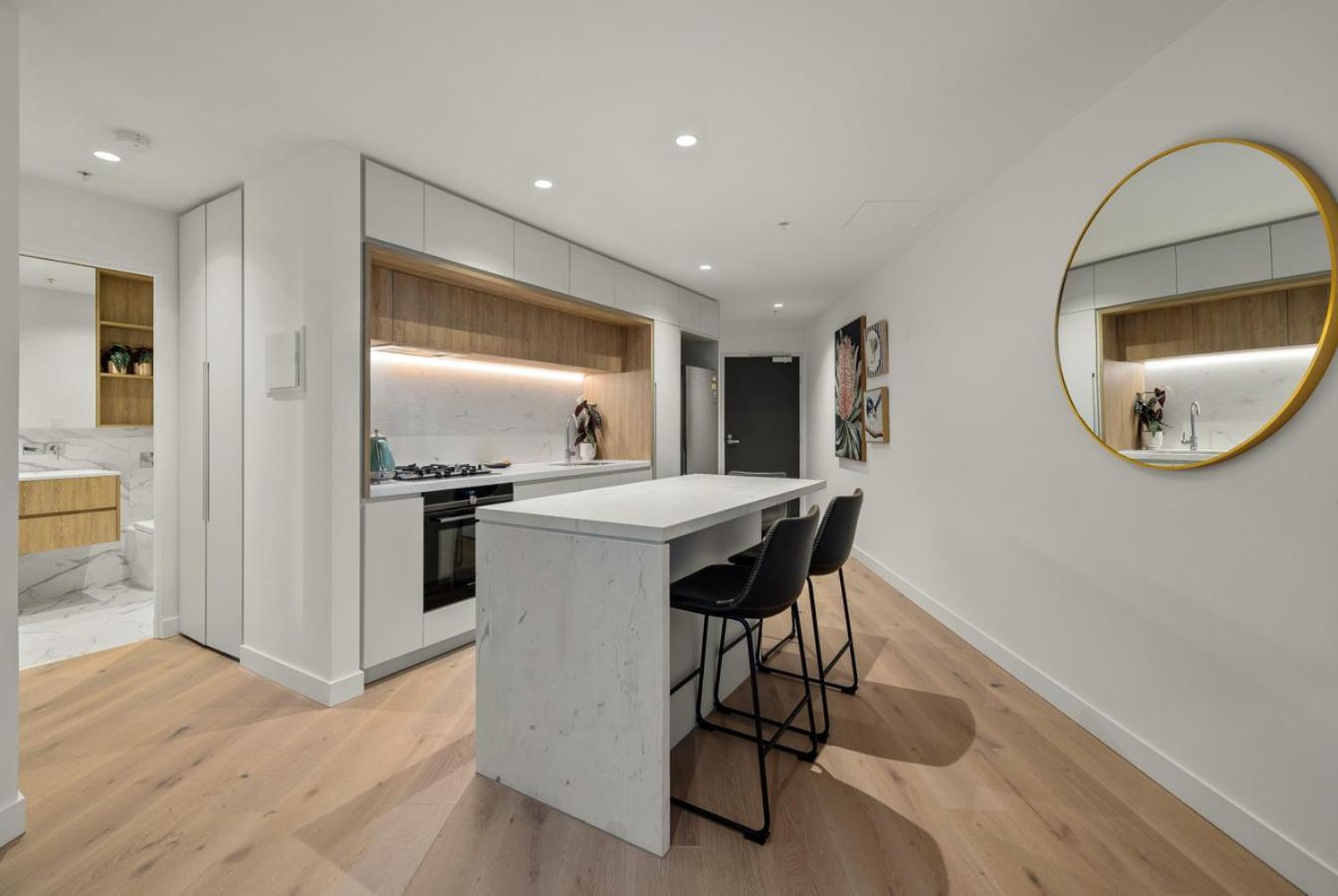 Elegant 2 Bed Cbd Heated Pool Gym Sauna Balcony Melbourne
