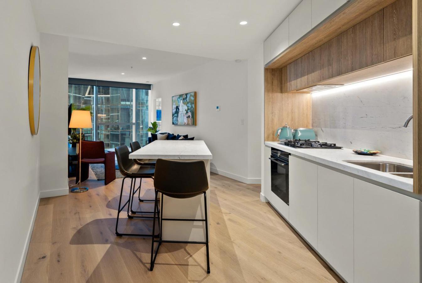 Elegant 2 Bed Cbd Heated Pool Gym Sauna Balcony * Melbourne