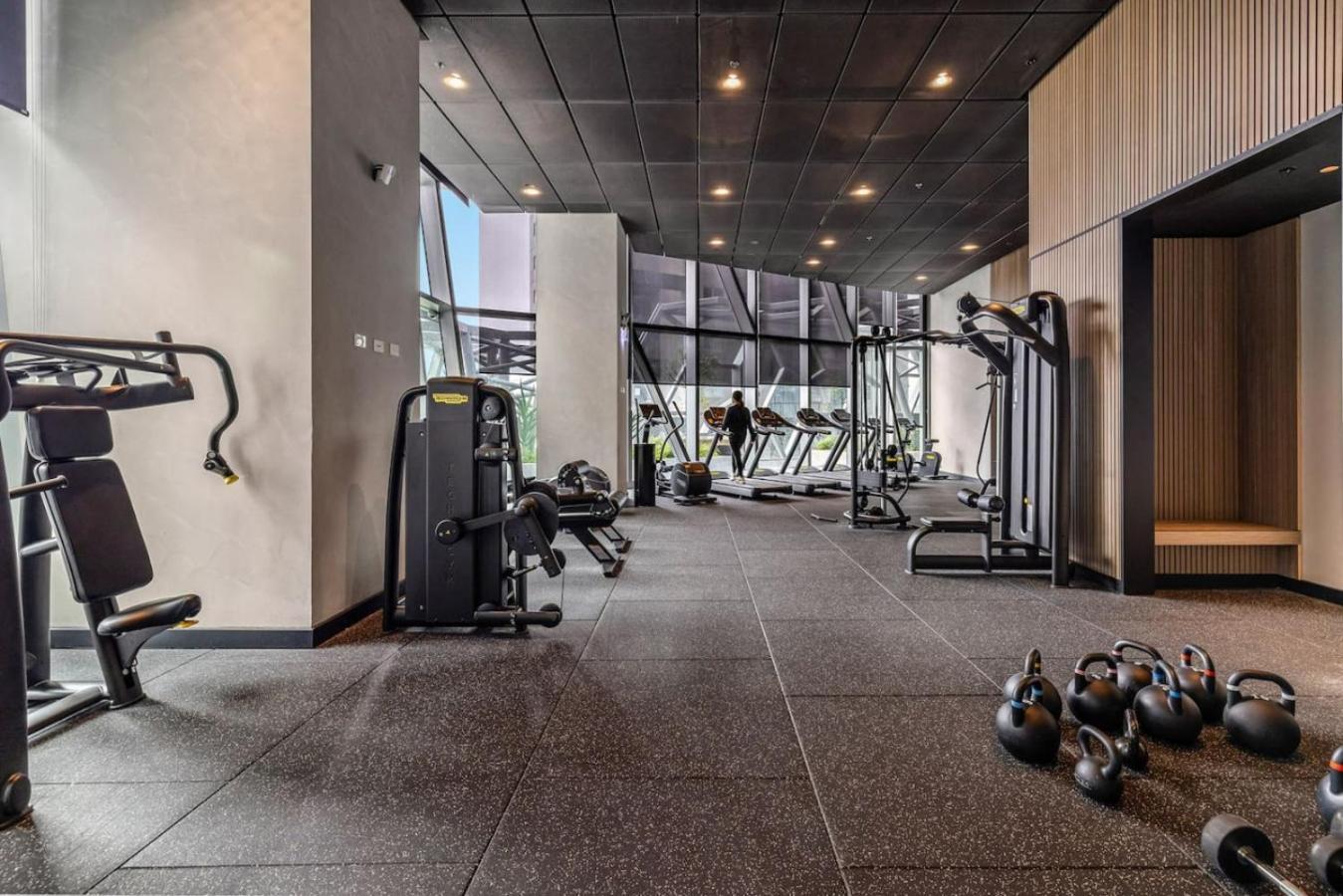 Elegant 2 Bed Cbd Heated Pool Gym Sauna Balcony Apartment