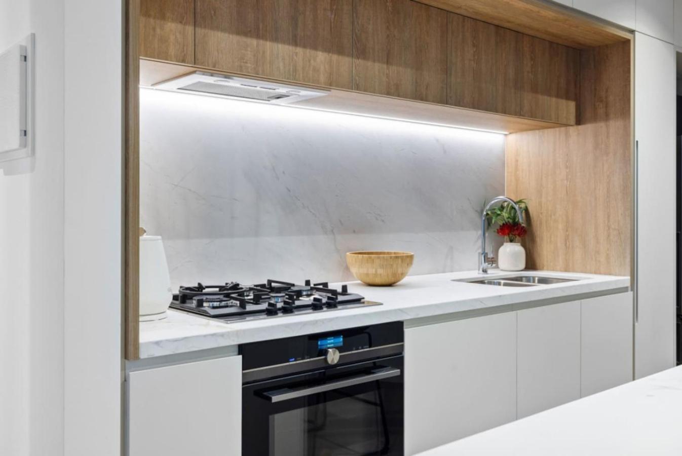 Apartment Elegant 2 Bed Cbd Heated Pool Gym Sauna Balcony