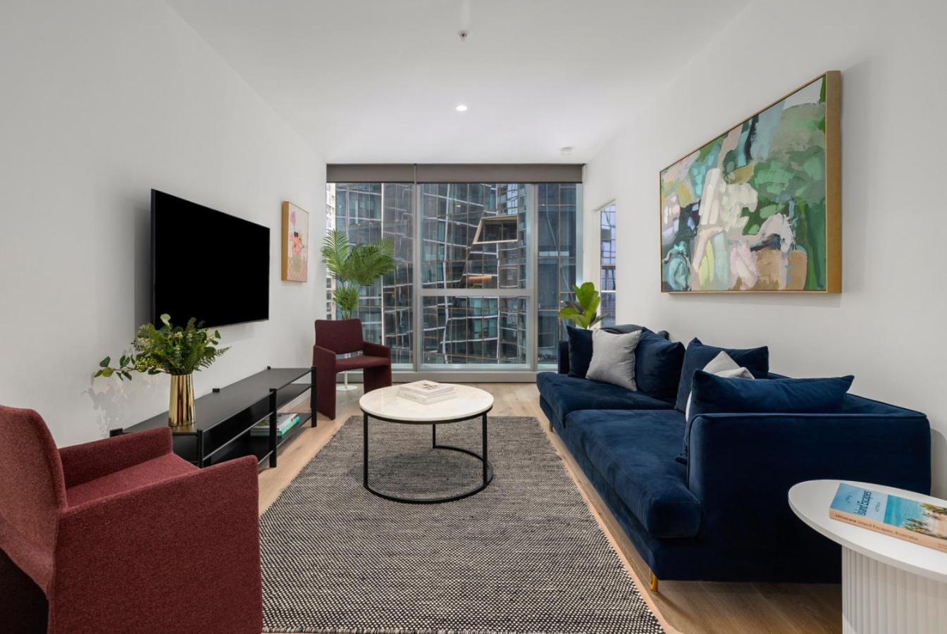 Elegant 2 Bed Cbd Heated Pool Gym Sauna Balcony Apartment *