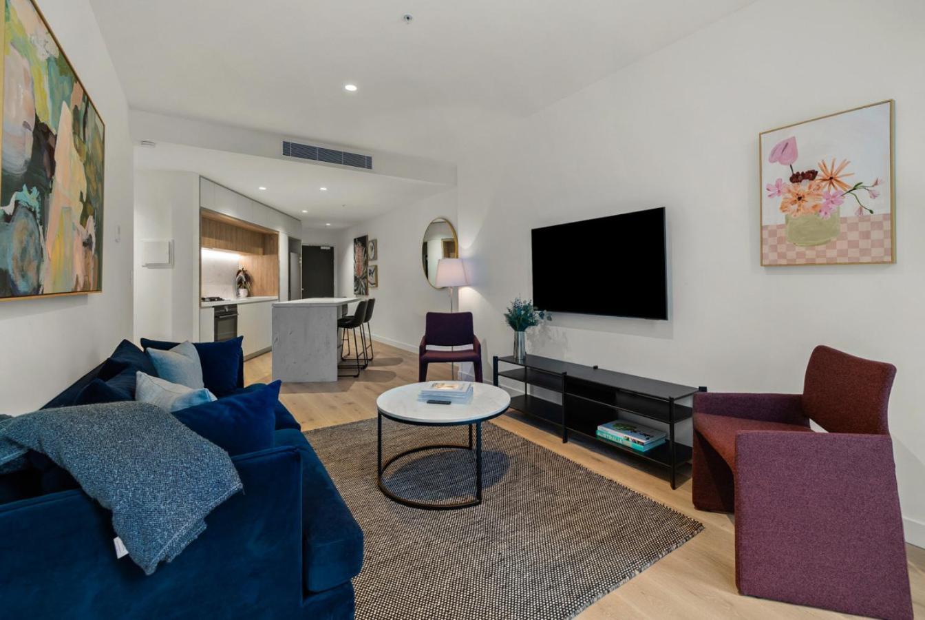 Elegant 2 Bed Cbd Heated Pool Gym Sauna Balcony Apartment Melbourne