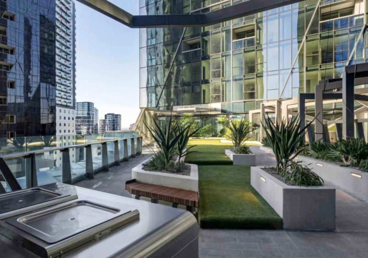 Elegant 2 Bed Cbd Heated Pool Gym Sauna Balcony Melbourne