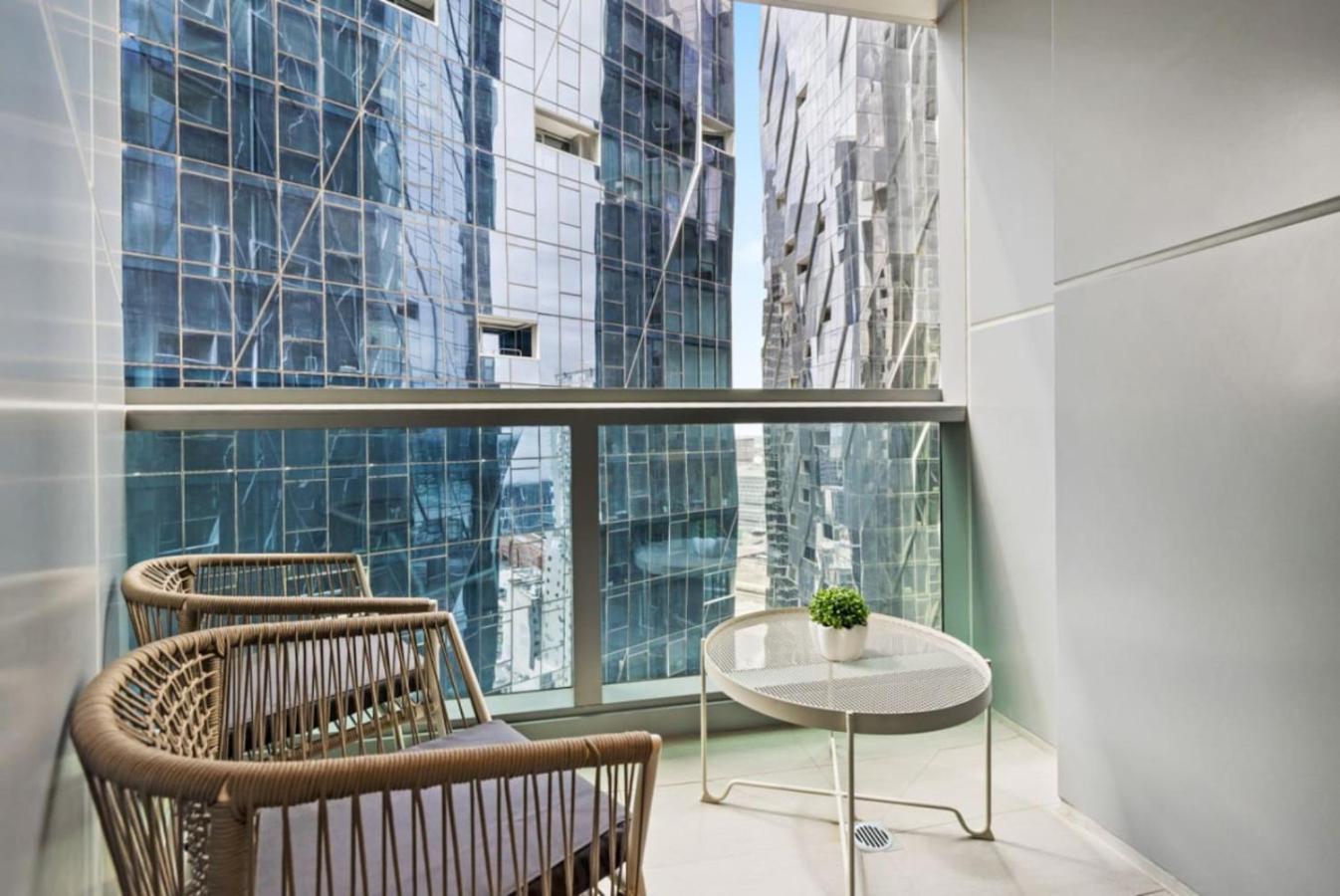 Elegant 2 Bed Cbd Heated Pool Gym Sauna Balcony Apartment *