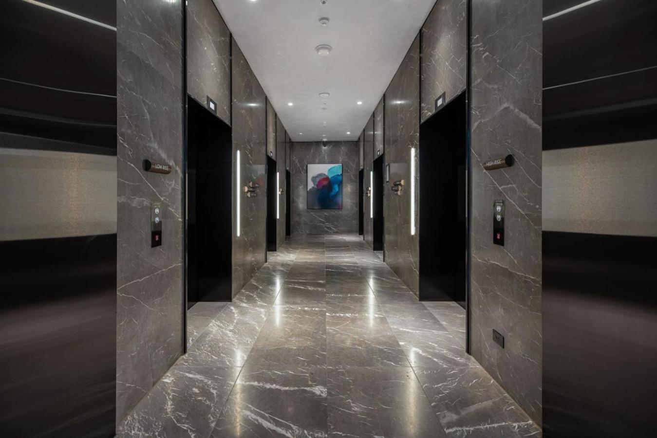 Elegant 2 Bed Cbd Heated Pool Gym Sauna Balcony * Melbourne