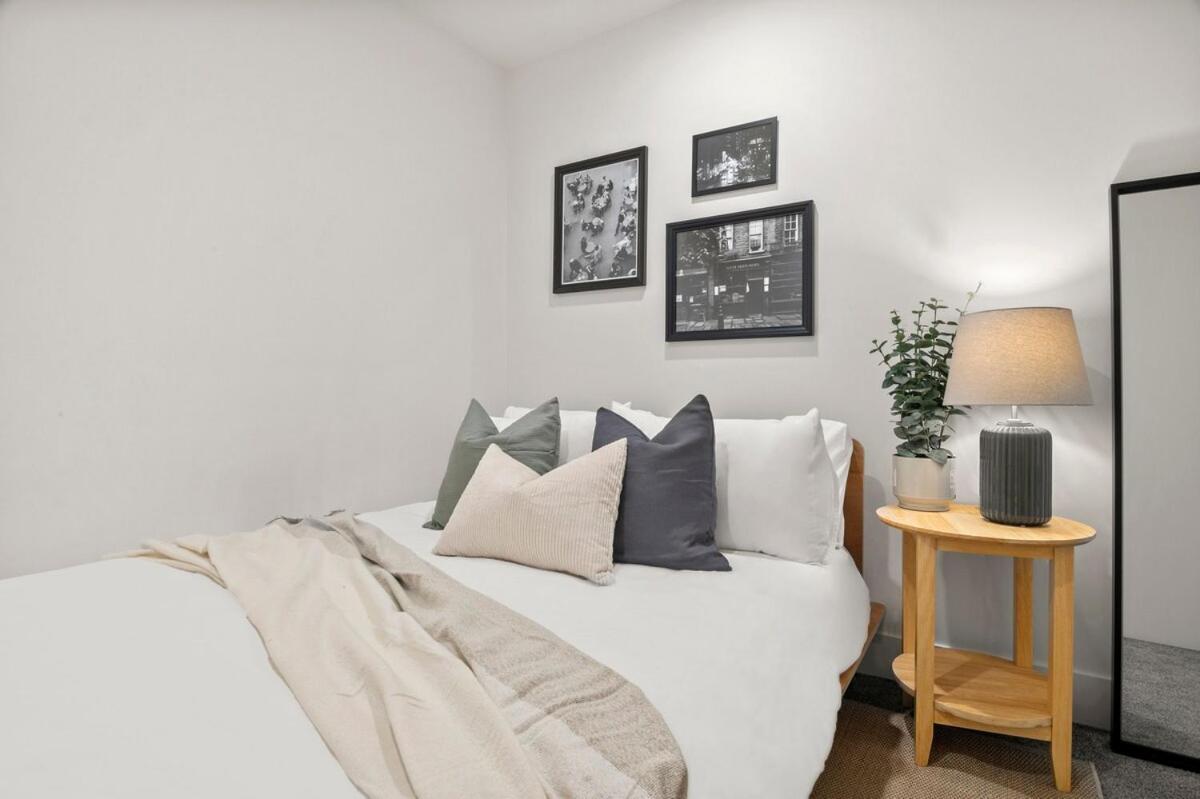 Stunning Cbd With Amazing Views And Parking! Apartment