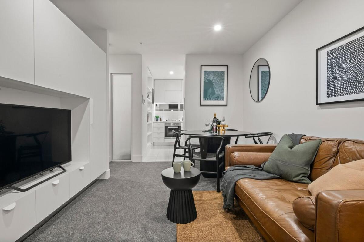 Stunning Cbd With Amazing Views And Parking!
