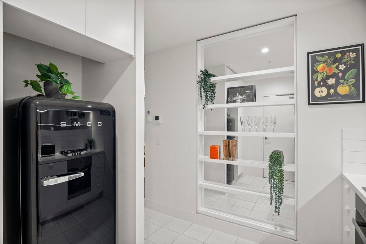 Stunning Cbd With Amazing Views And Parking! Apartment *
