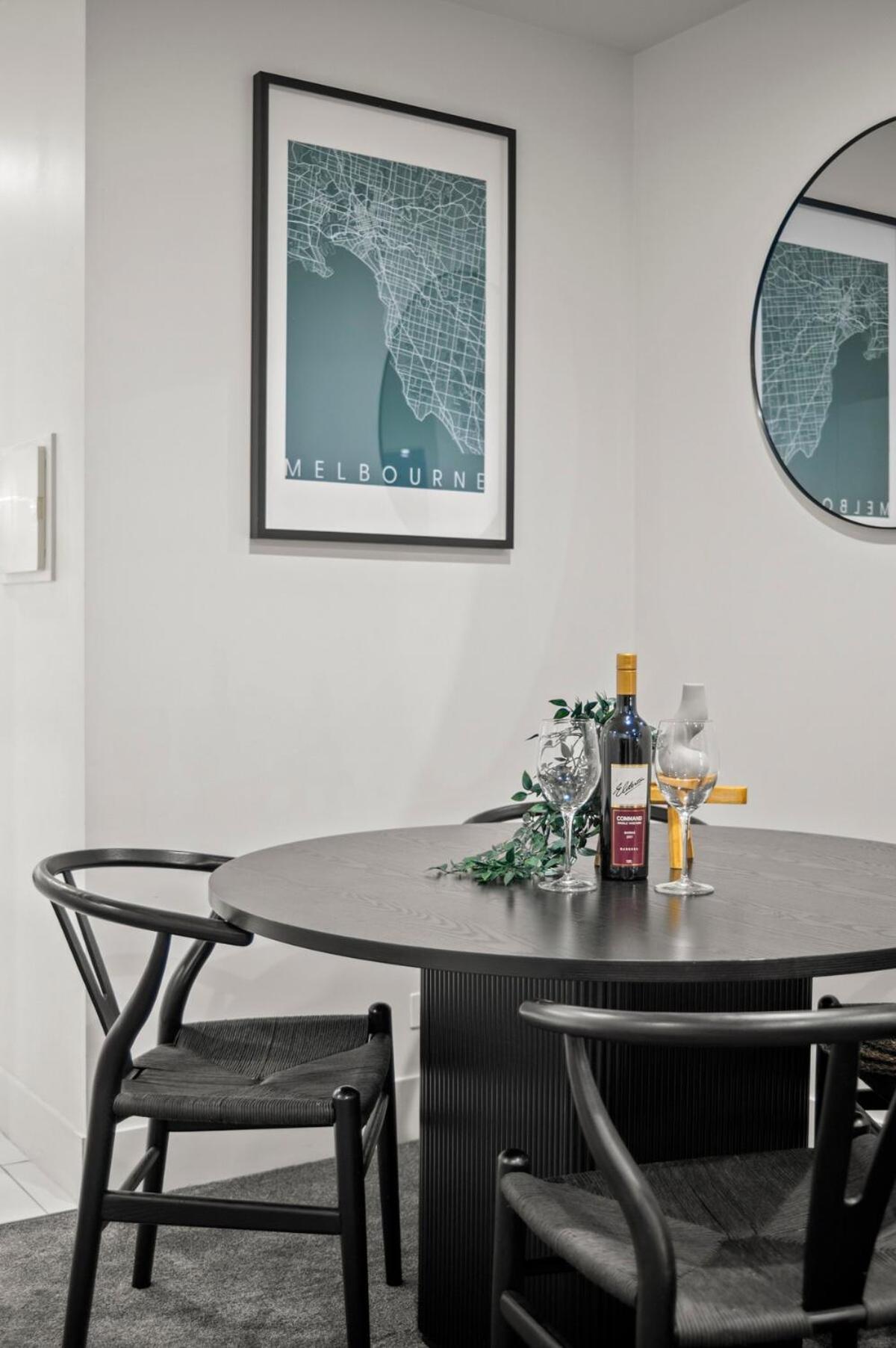 Stunning Cbd With Amazing Views And Parking!