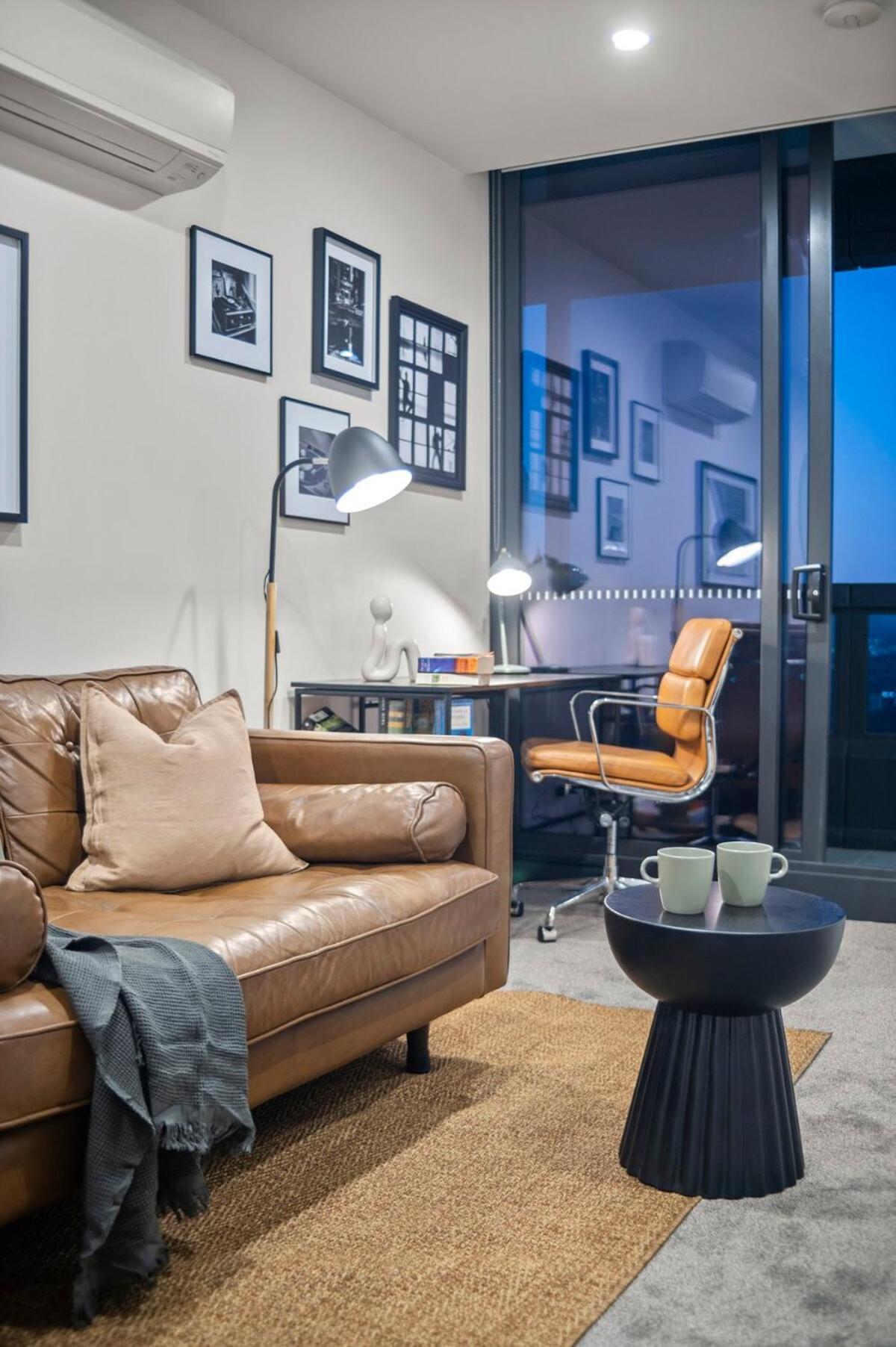 Stunning Cbd With Amazing Views And Parking!
