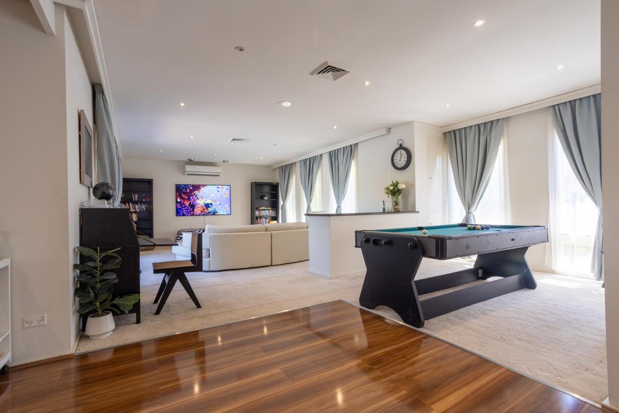 Luxury Family Poolside Brighton Holiday home