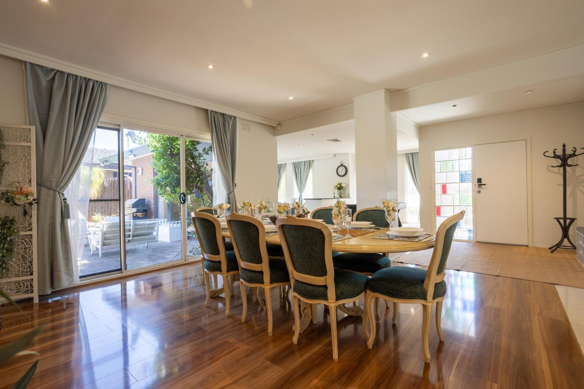 Luxury Family Poolside Brighton Holiday home