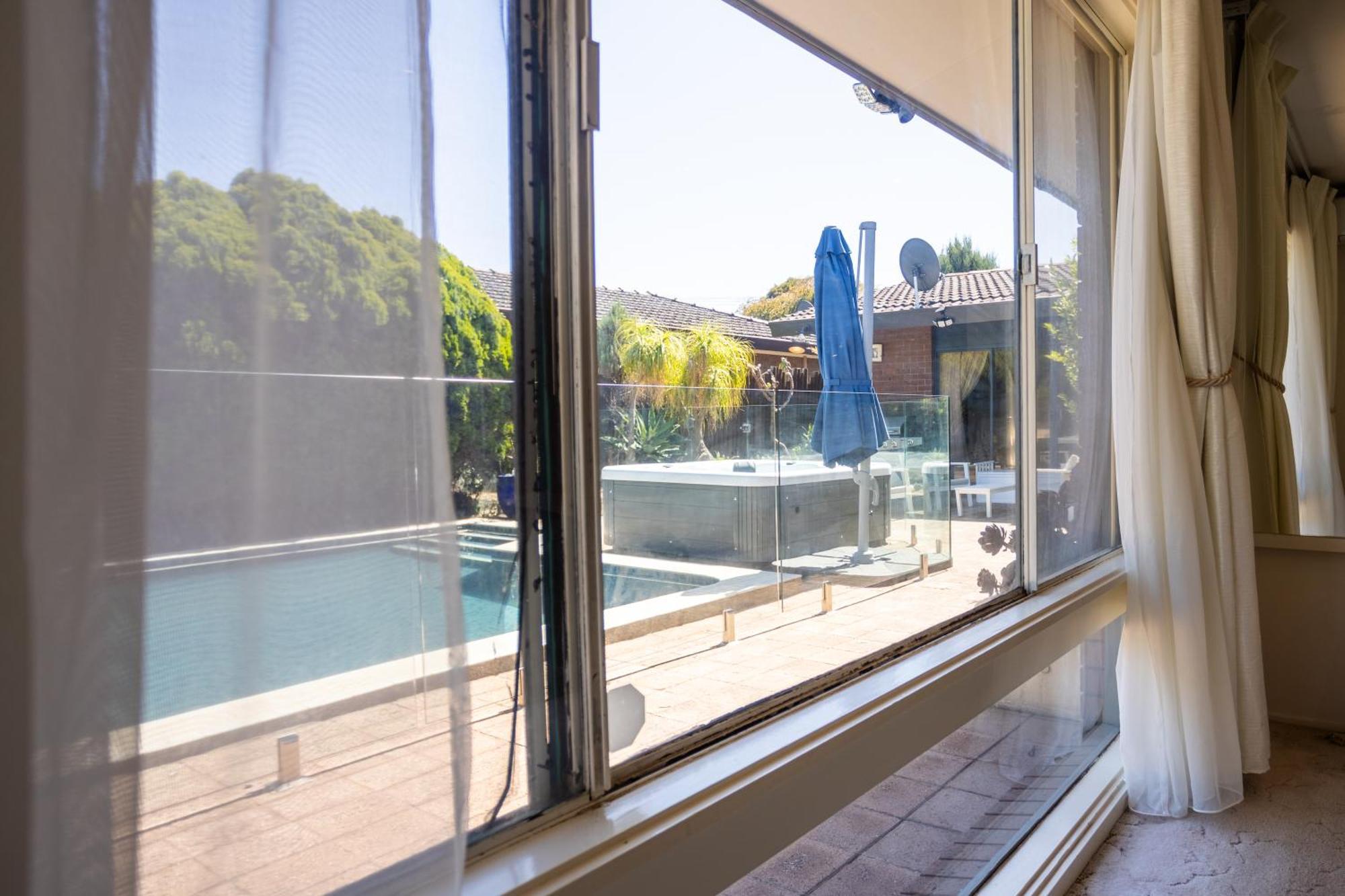 Luxury Family Poolside Brighton Holiday home *