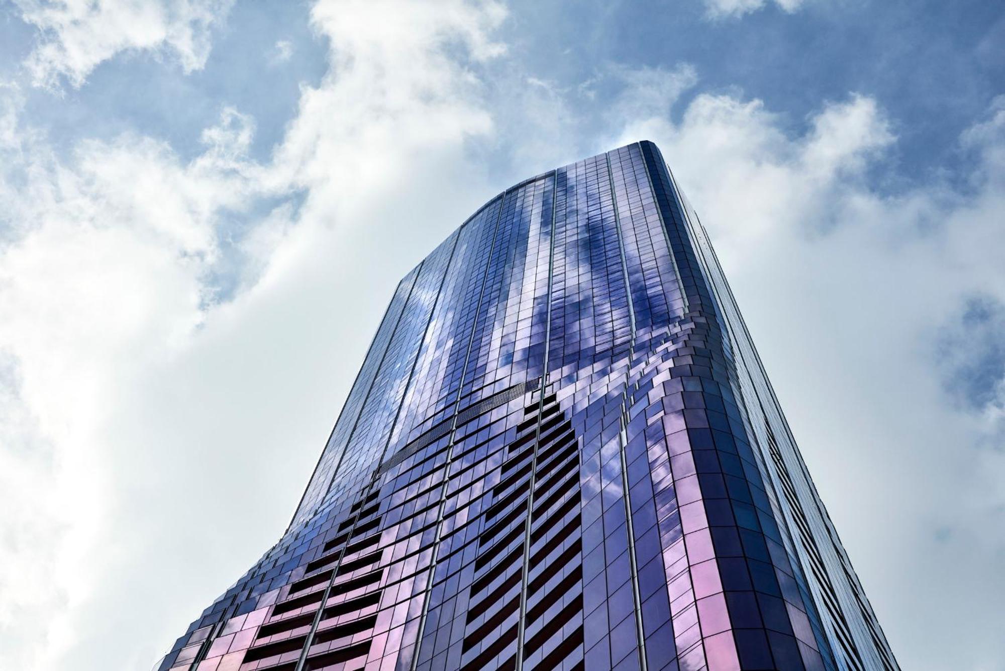 Sky High 3-bedroom With Views And Parking Melbourne