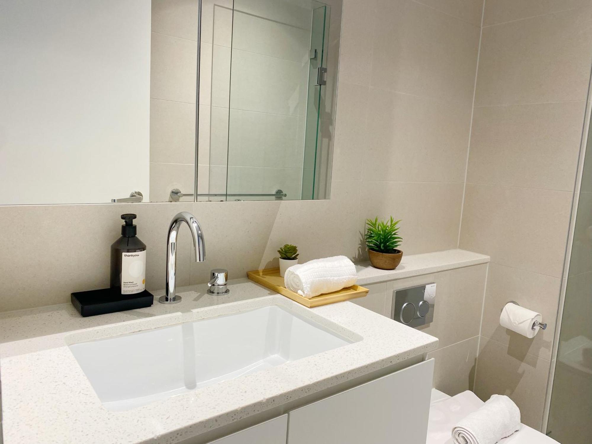 Apartment Modern Comfort - 2b2b With Balcony & Parking