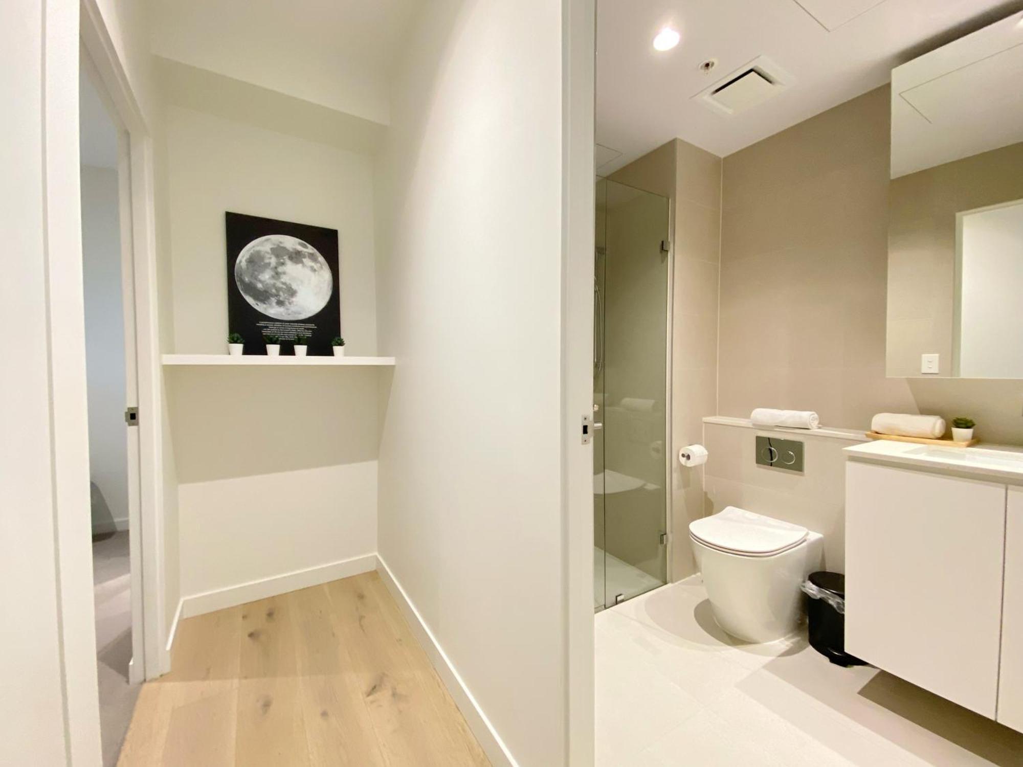 Apartment Modern Comfort - 2b2b With Balcony & Parking *
