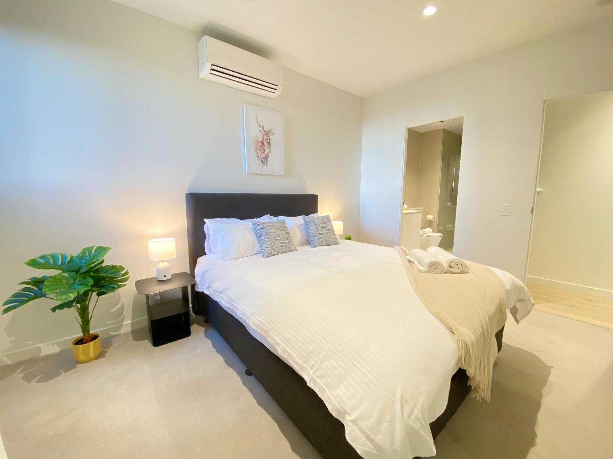 Modern Comfort - 2b2b With Balcony & Parking *