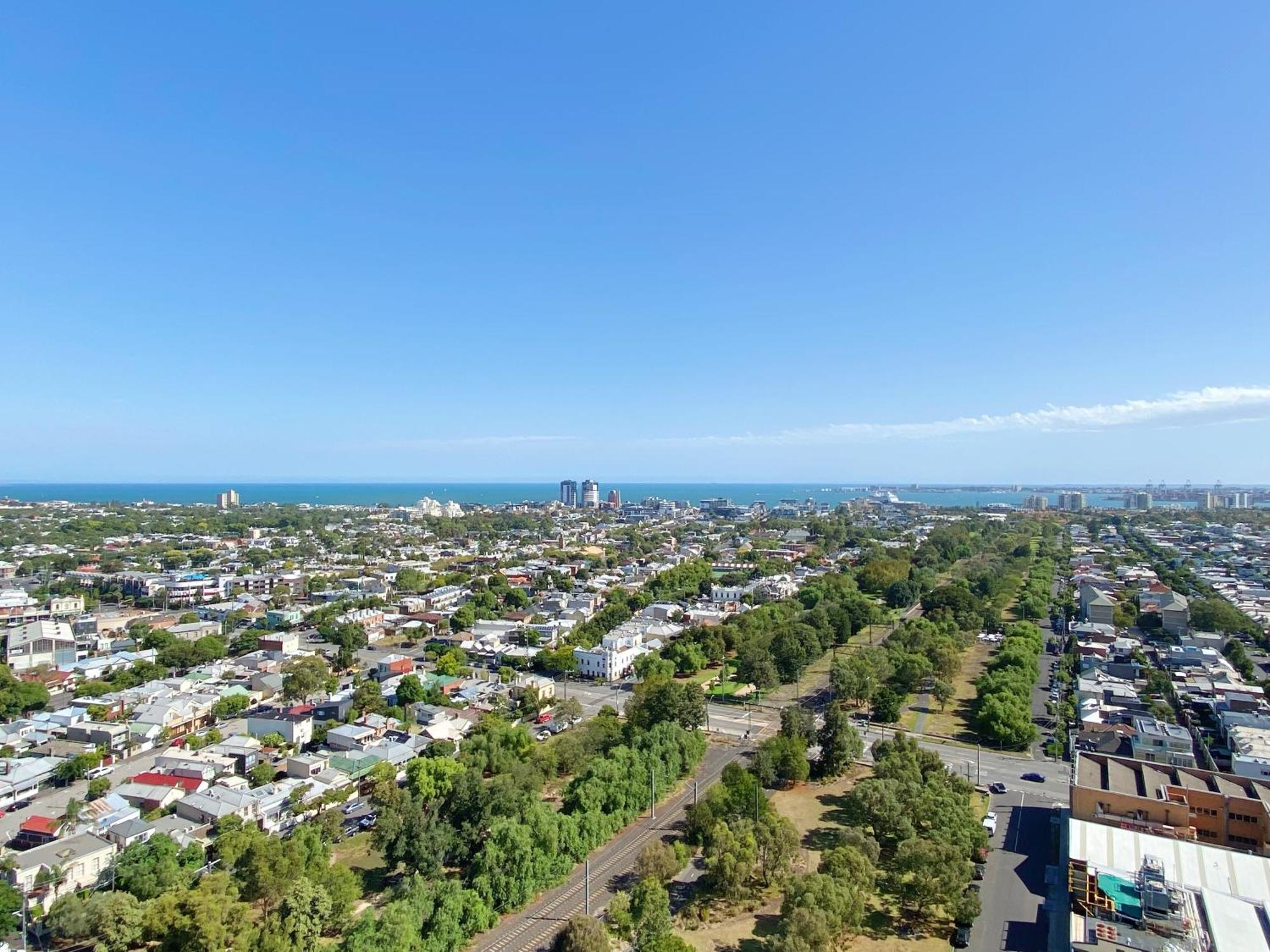 Modern Comfort - 2b2b With Balcony & Parking * Melbourne