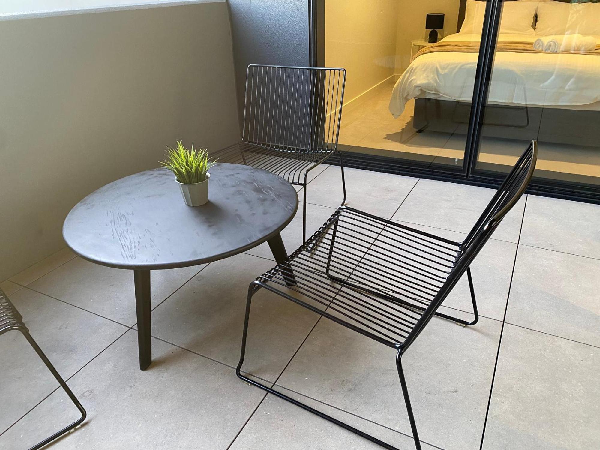 Apartment Modern Comfort - 2b2b With Balcony & Parking *