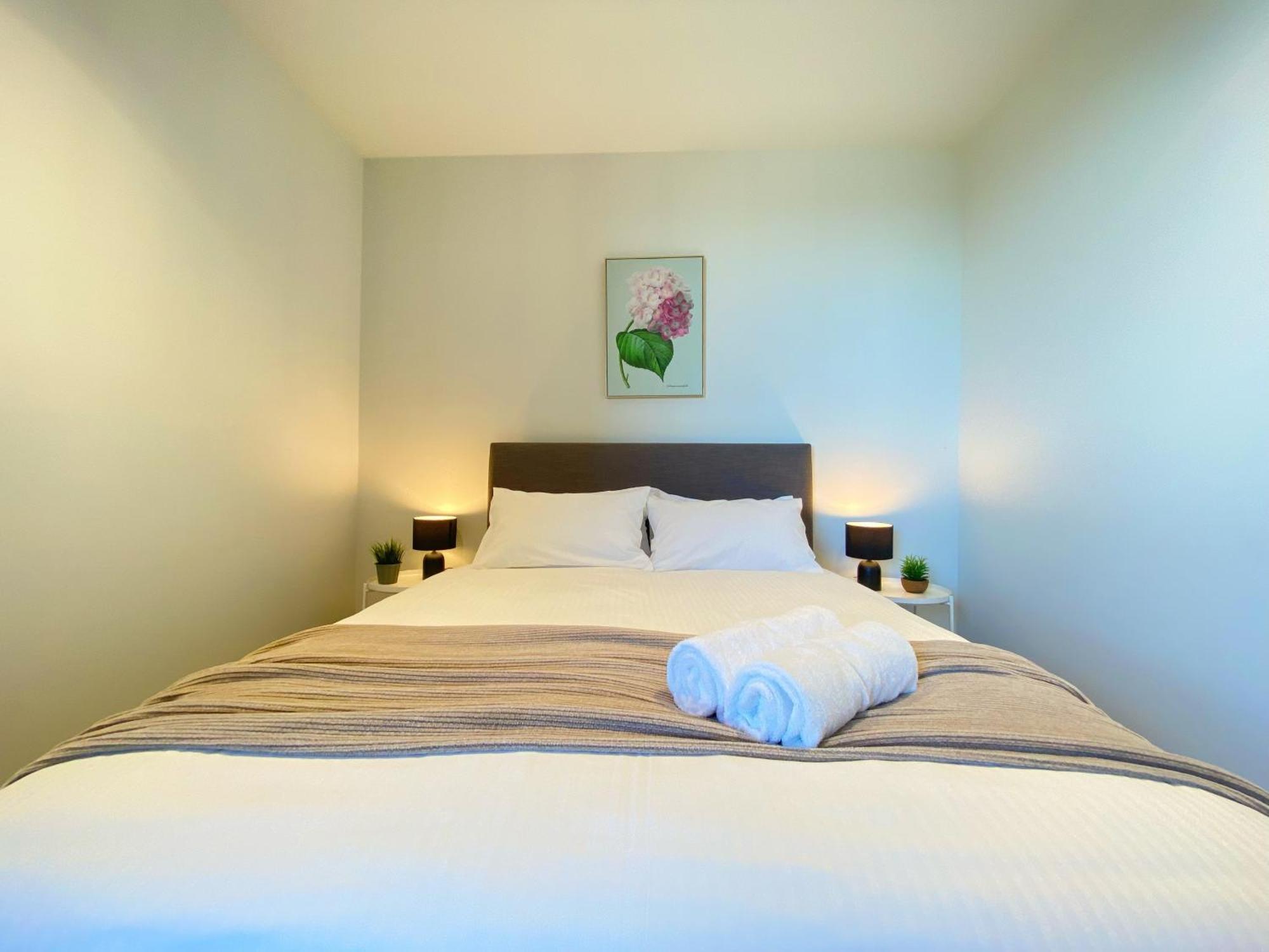 Modern Comfort - 2b2b With Balcony & Parking *