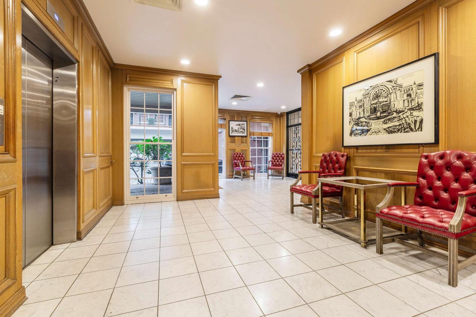 Stylish Opposite Carlton Gardens Apartment Melbourne