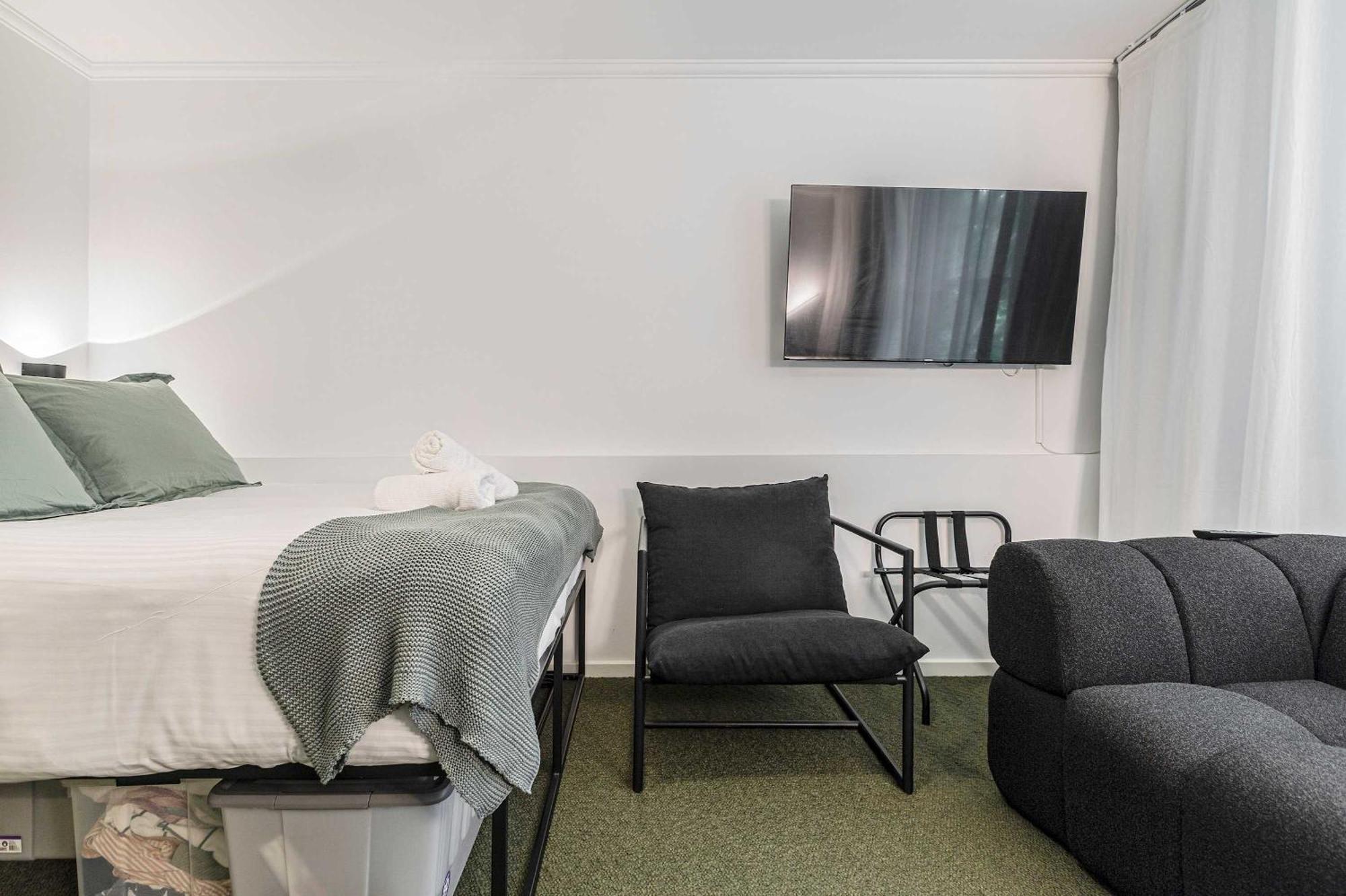 Stylish Opposite Carlton Gardens *