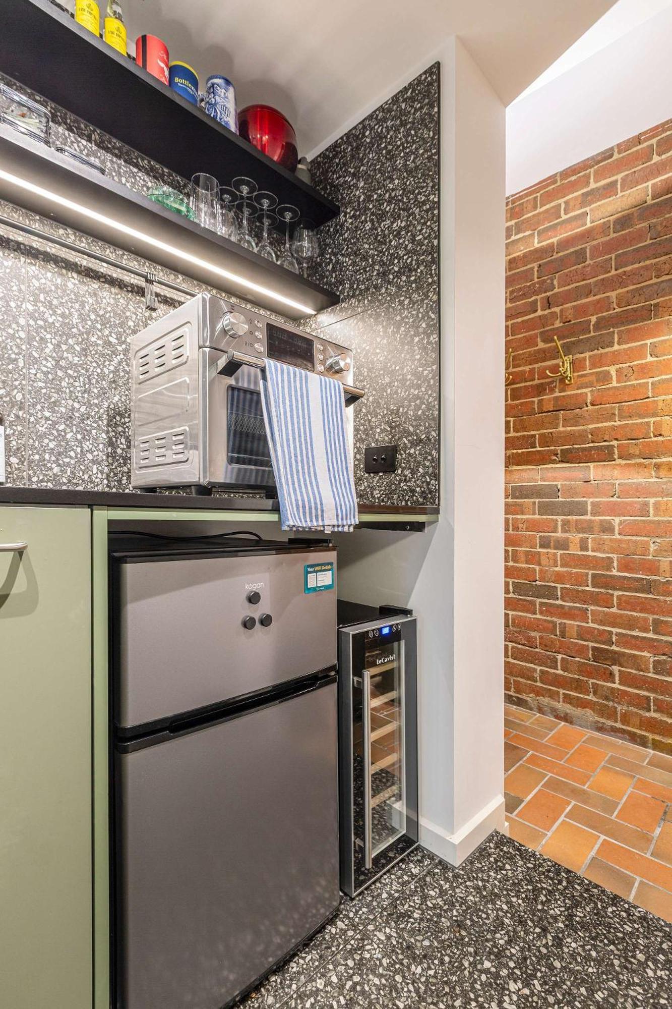 Stylish Opposite Carlton Gardens Apartment