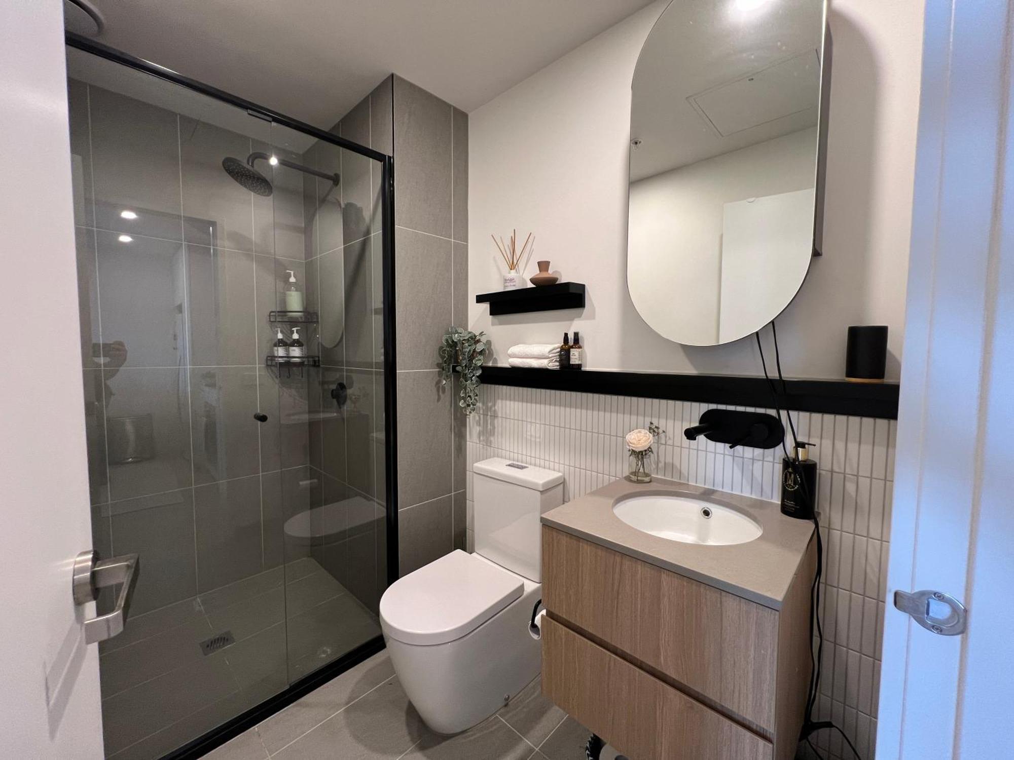 Apartment Modern 7th Floor Flat, Parking, Convenient, Quiet Melbourne