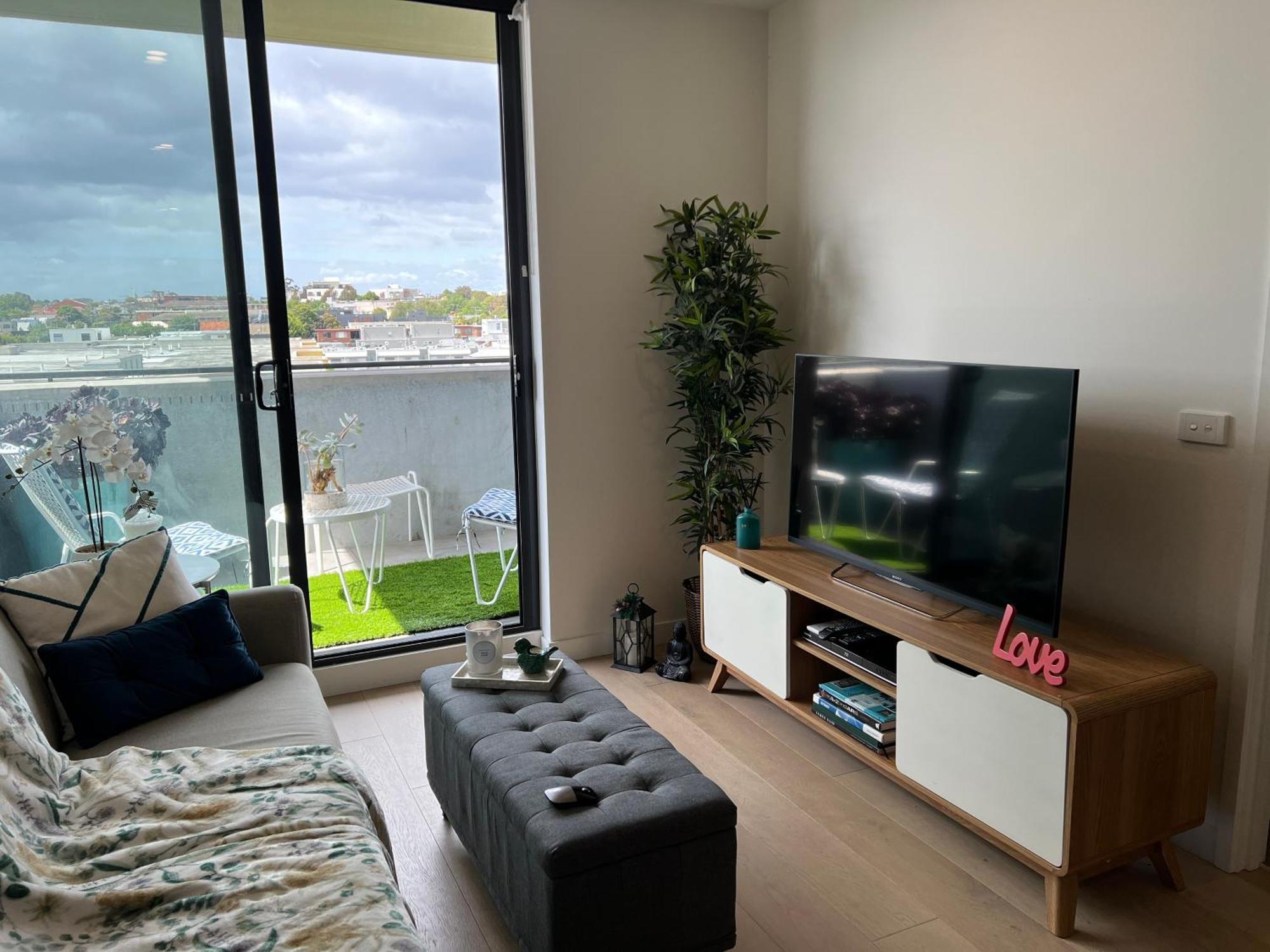 Modern 7th Floor Flat, Parking, Convenient, Quiet Apartment *