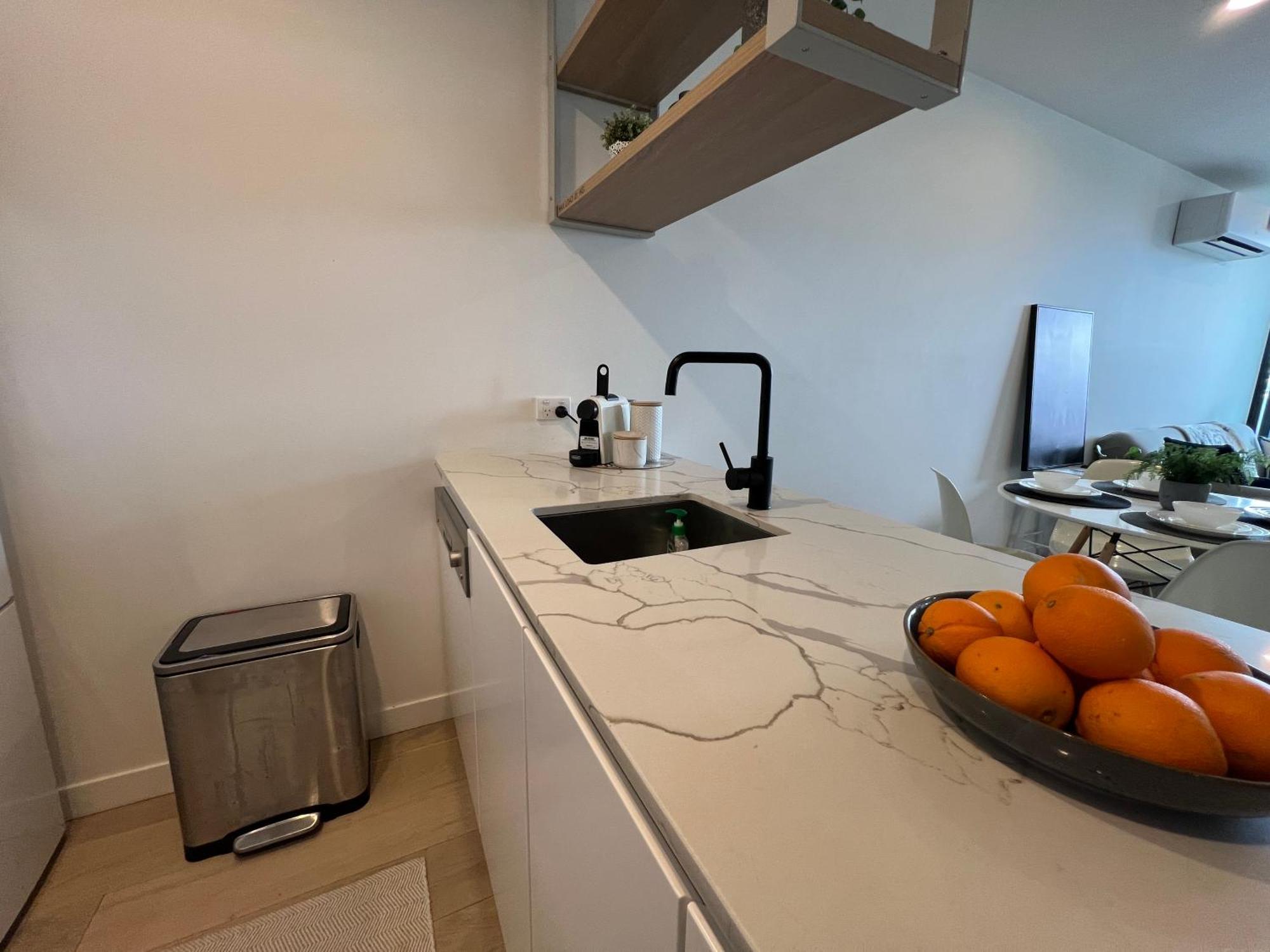 Modern 7th Floor Flat, Parking, Convenient, Quiet *