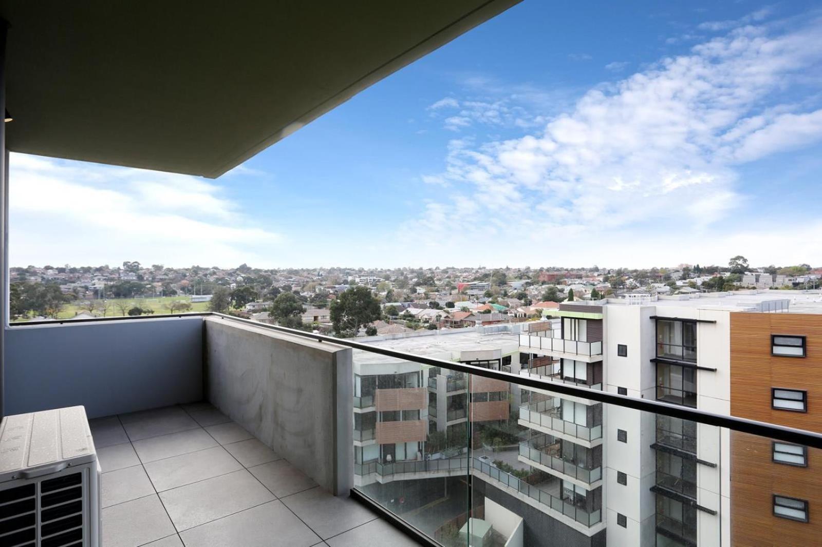 Modern 7th Floor Flat, Parking, Convenient, Quiet Melbourne