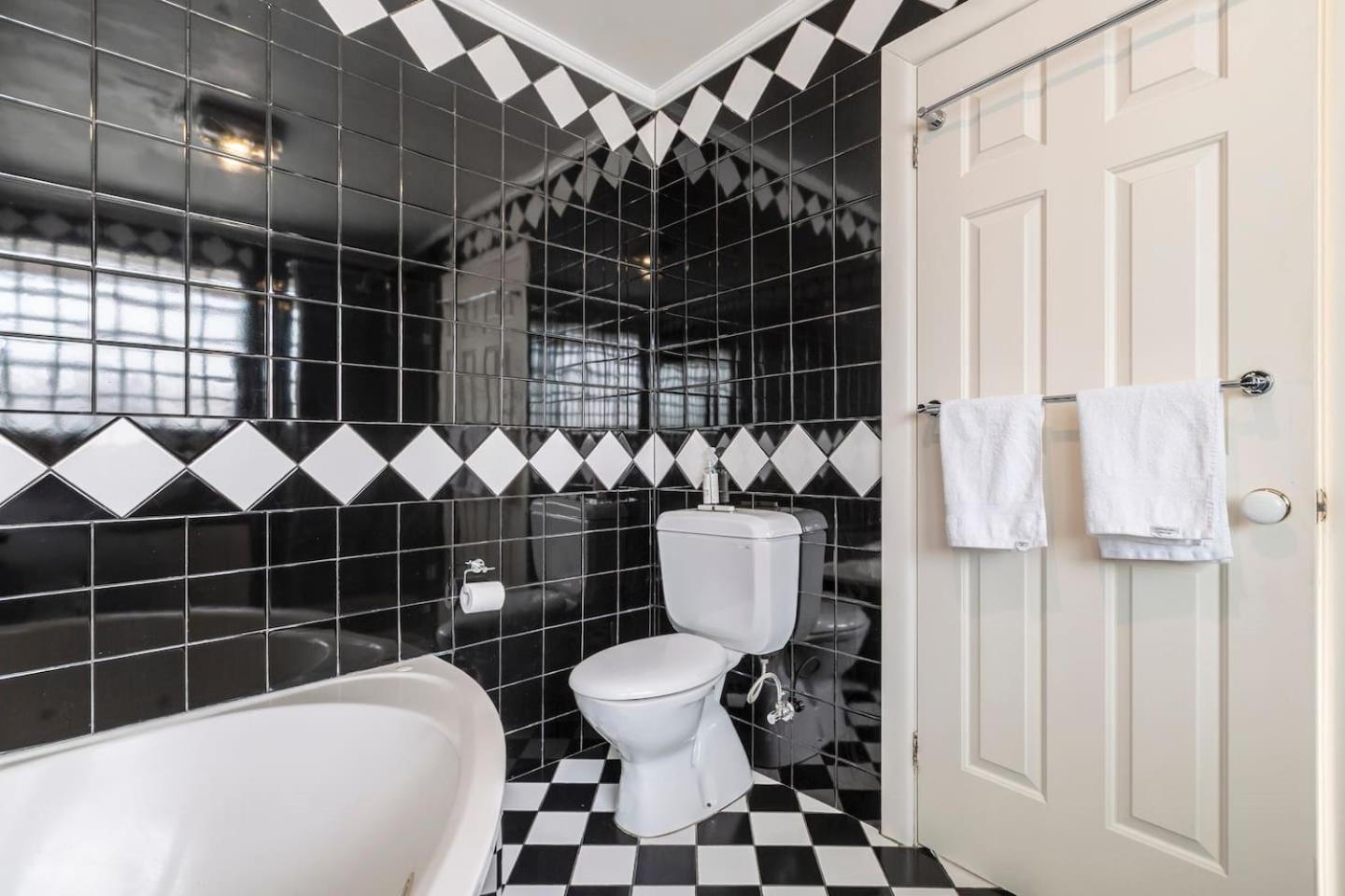 The Sylvan - Timeless Elegance Near Brighton Holiday home *